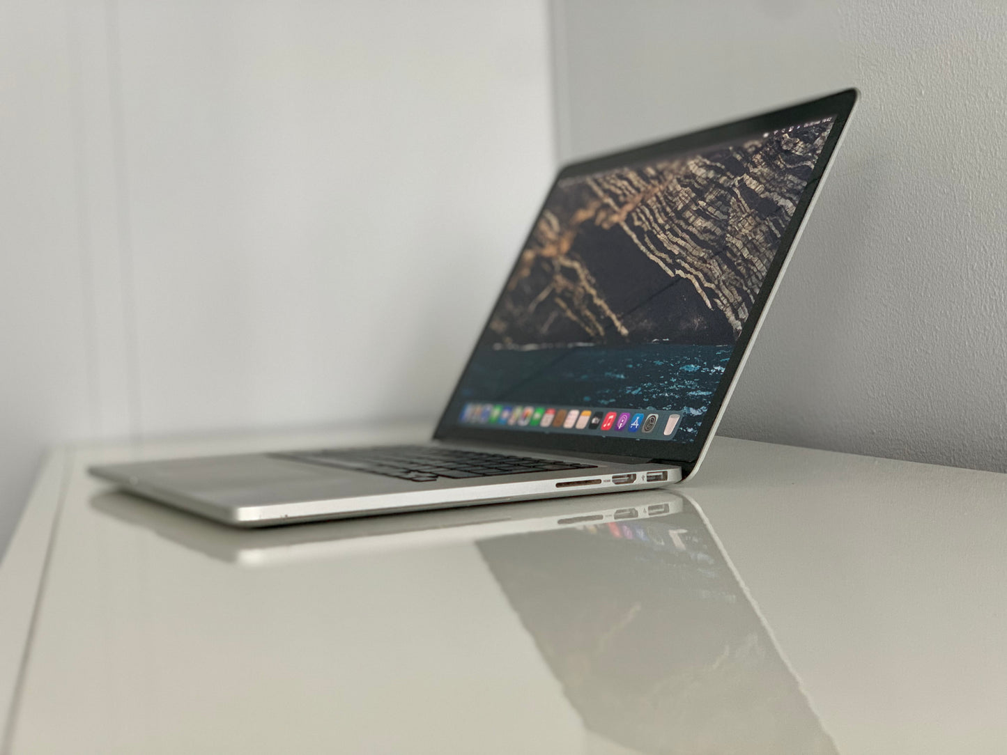 Macbook Pro 15,4" Liquid Retina| intel Core i7 | 256 Gb SSD | 8Gb RAM | Silver (a1398)