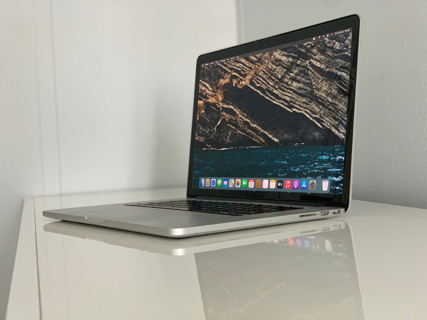 Macbook Pro 15,4" Liquid Retina| intel Core i7 | 256 Gb SSD | 8Gb RAM | Silver (a1398)