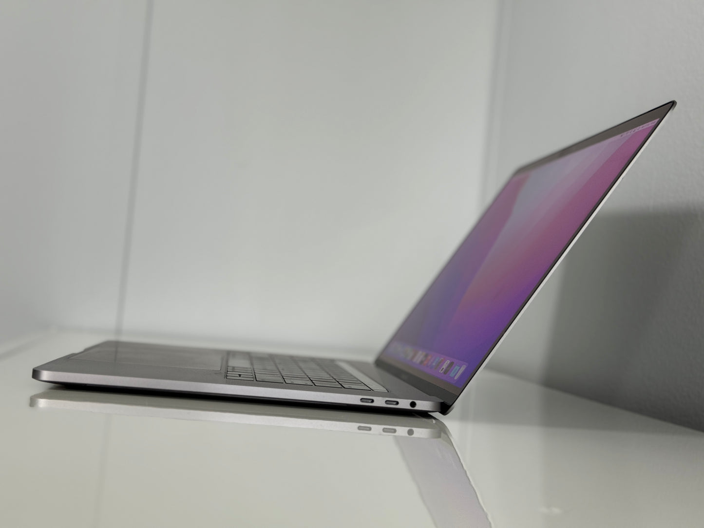 Macbook Pro 15,4" 4k Retina | Touch Bar | intel Core i7 | 512 Gb SSD | 16Gb RAM | Spacegrey (a1990)