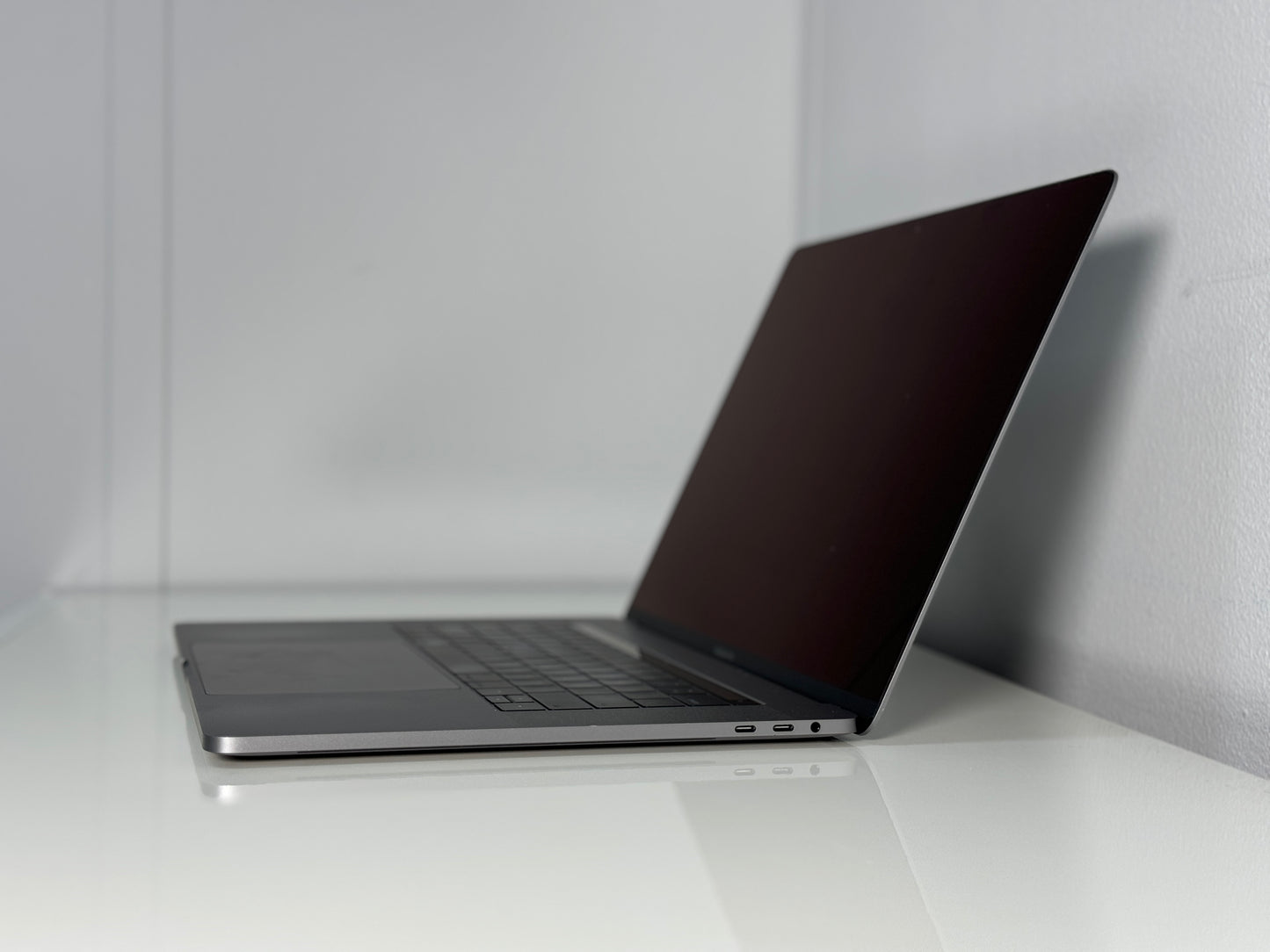 Macbook Pro 15,4" 4k Retina | Touch Bar | intel Core i7 | 512 Gb SSD | 16Gb RAM | Spacegrey (a1990)