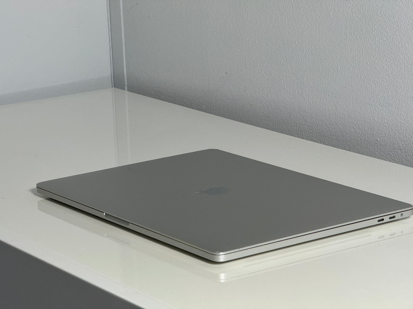 Macbook Pro 16,2" 4k Retina| Touch Bar | intel 8-Core i9 | 512 Gb SSD | 16Gb RAM | Silver (a2141)