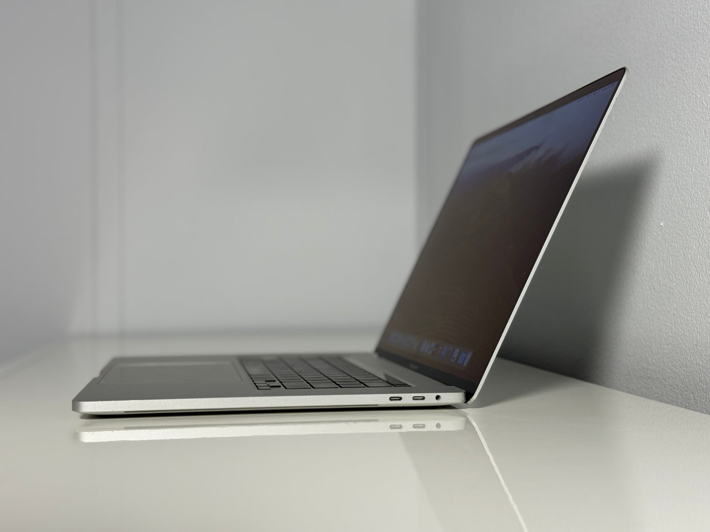 Macbook Pro 16,2" 4k Retina| Touch Bar | intel 8-Core i9 | 512 Gb SSD | 16Gb RAM | Silver (a2141)