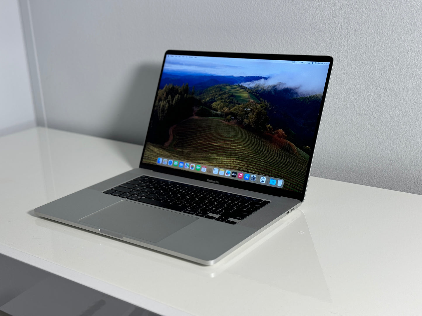 Macbook Pro 16,2" 4k Retina| Touch Bar | intel 8-Core i9 | 512 Gb SSD | 16Gb RAM | Silver (a2141)