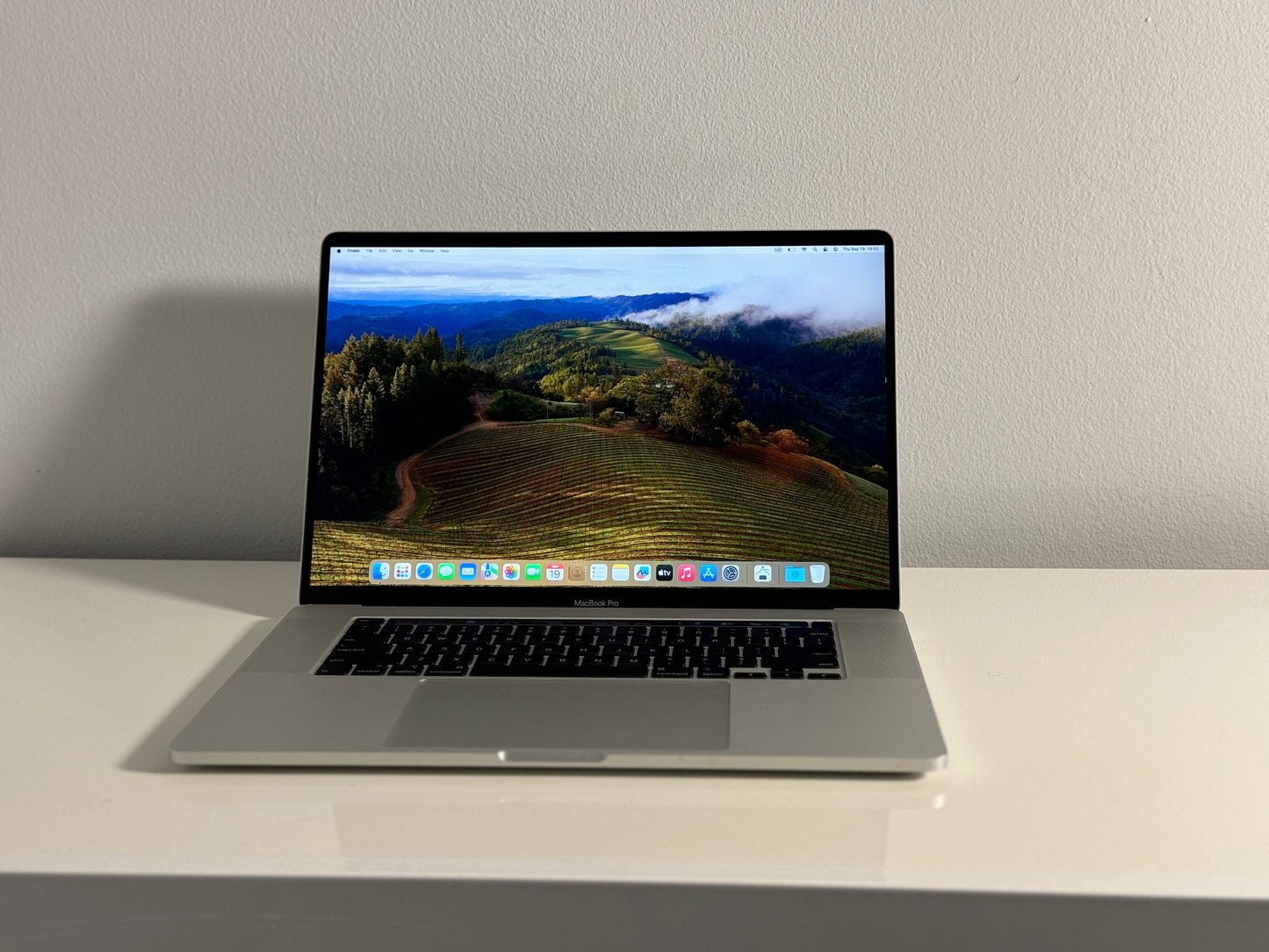 Macbook Pro 16,2" 4k Retina| Touch Bar | intel 8-Core i9 | 512 Gb SSD | 16Gb RAM | Silver (a2141)
