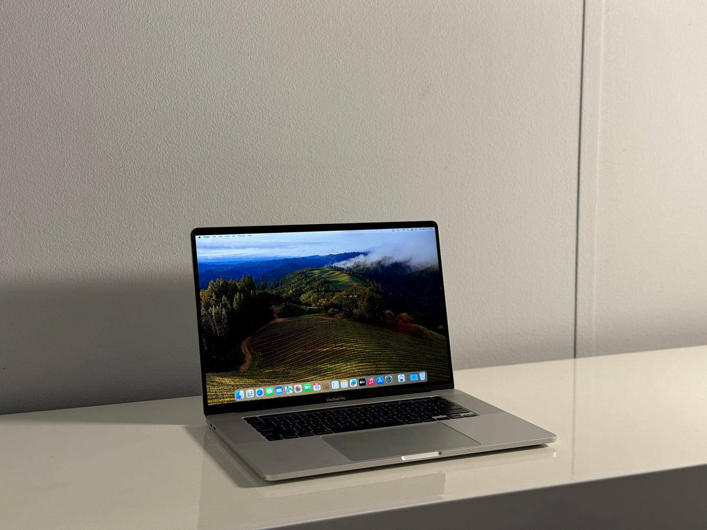 Macbook Pro 16,2" 4k Retina| Touch Bar | intel 8-Core i9 | 512 Gb SSD | 16Gb RAM | Silver (a2141)