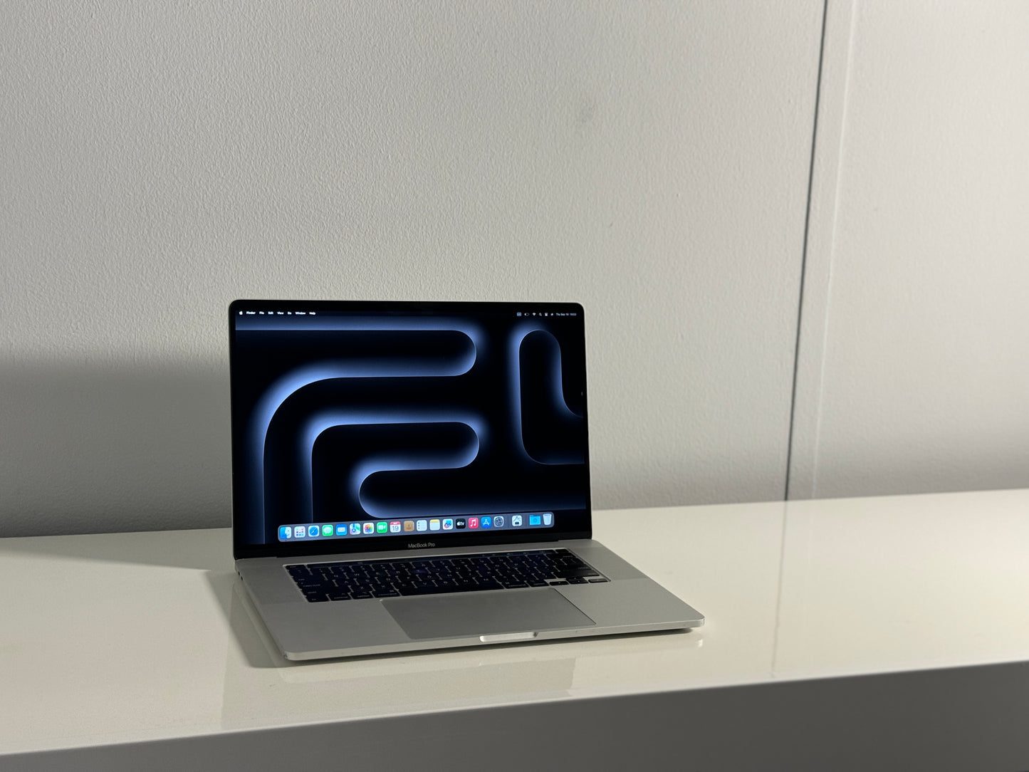 Macbook Pro 16,2" 4k Retina| Touch Bar | intel 8-Core i9 | 512 Gb SSD | 16Gb RAM | Silver (a2141)