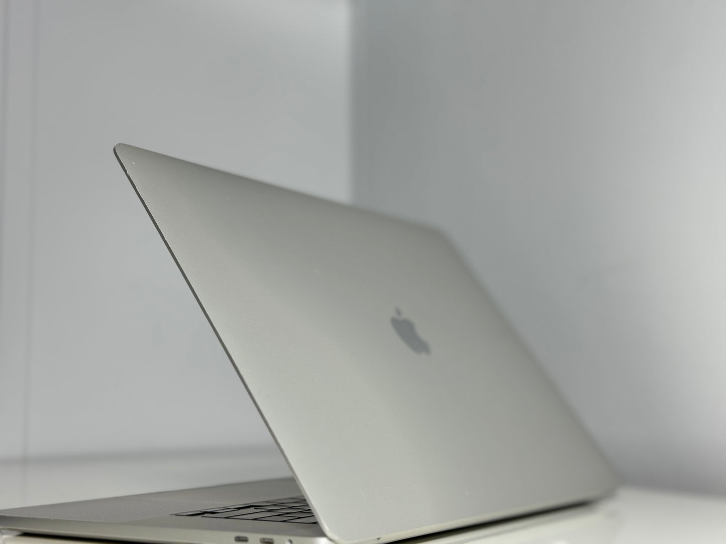 Macbook Pro 16,2" 4k Retina| Touch Bar | intel 8-Core i9 | 512 Gb SSD | 16Gb RAM | Silver (a2141)