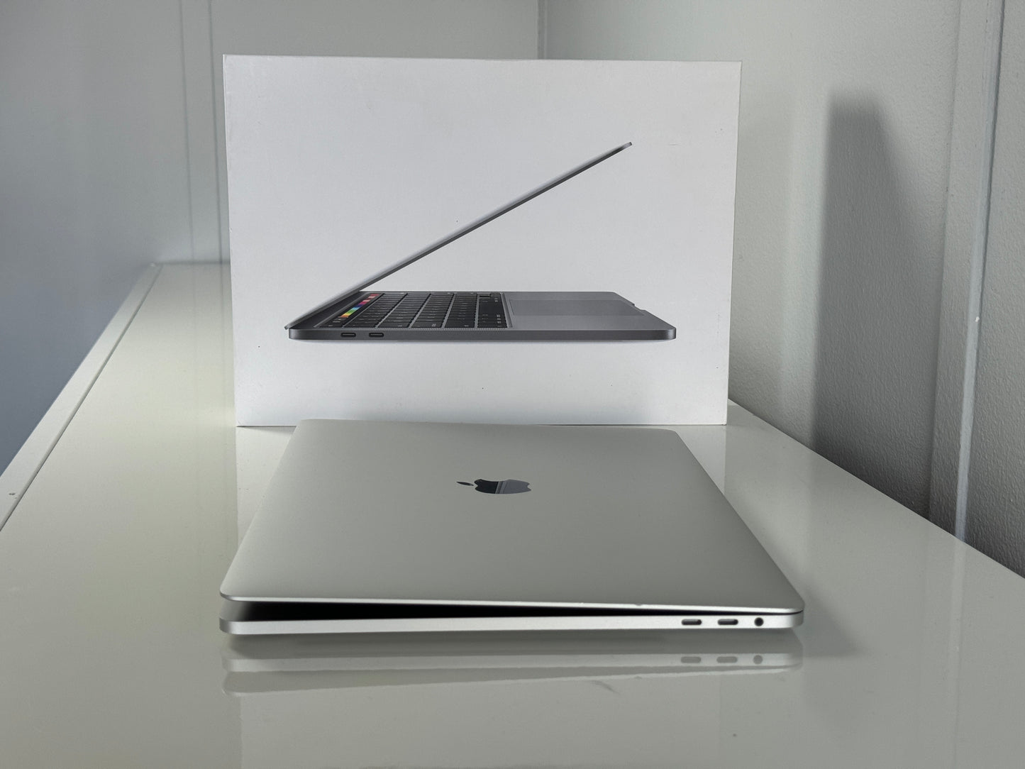 Macbook Pro 15,4" 4k Retina | Touch Bar | intel Quad Core i7 | 500GB SSD | 16Gb RAM | Silver (a1707)