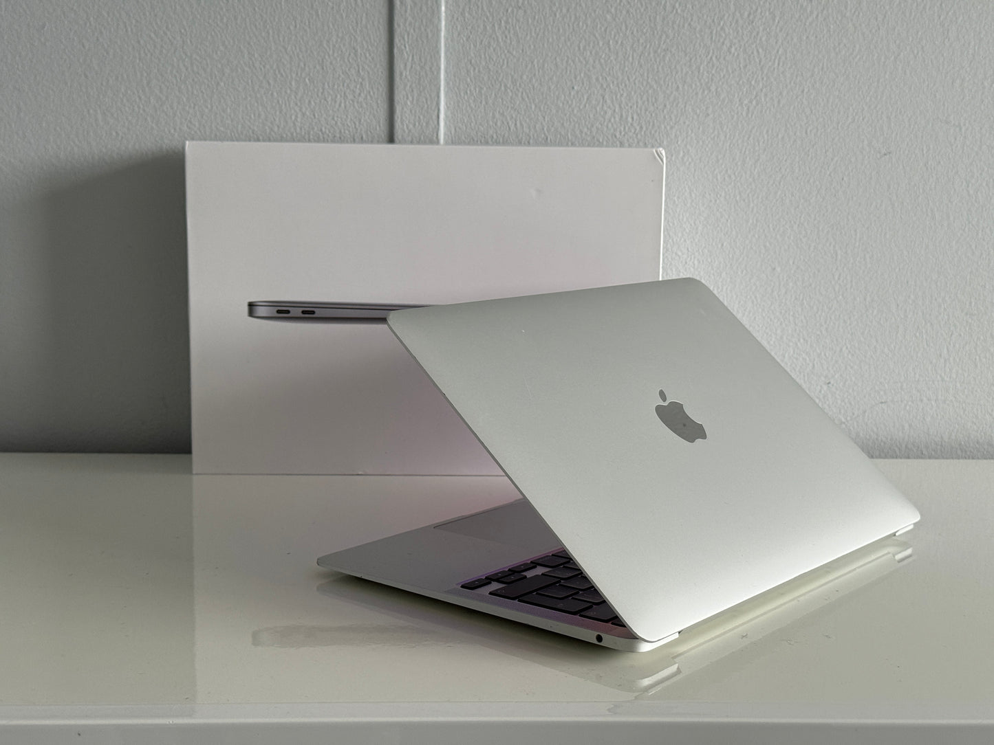 Macbook Air 13.3" 4k Retina | 8-core M1 | 256 Gb SSD | 8Gb RAM | Silver (A2337)