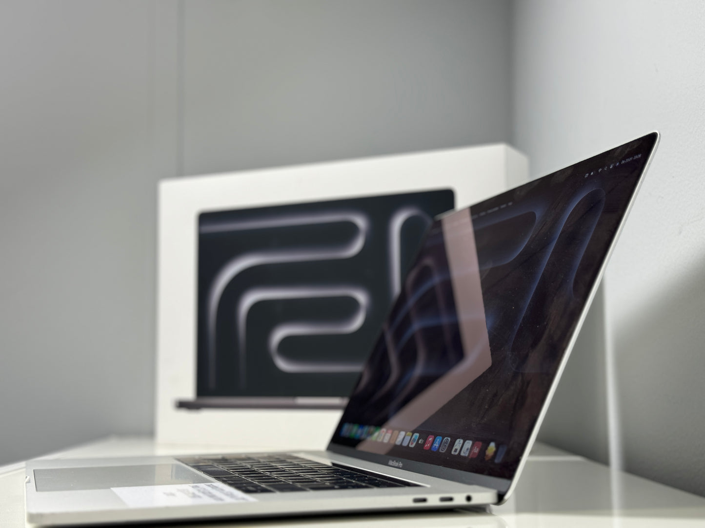 Macbook Pro 15,4" 4k Retina | Touch Bar | intel Quad Core i7 | 500GB SSD | 16Gb RAM | Silver (a1707)