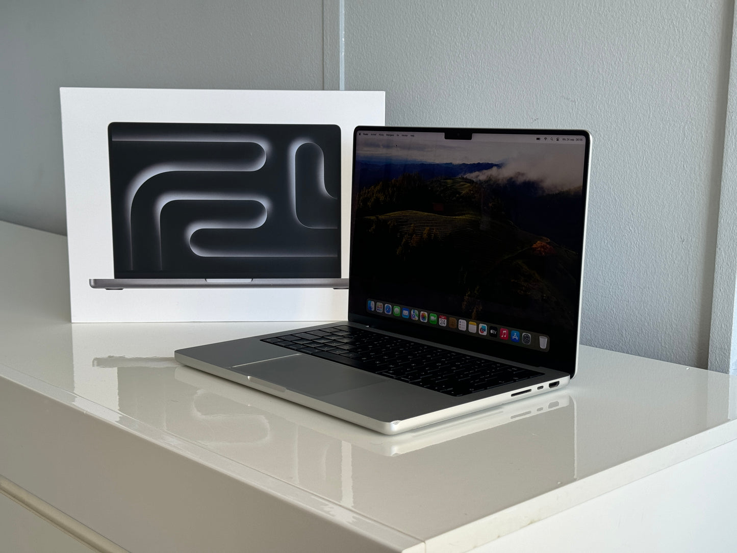 Macbook Pro 14" 8k XDR | M1 Pro | 512 Gb SSD | 16Gb RAM | Silver (A2442)