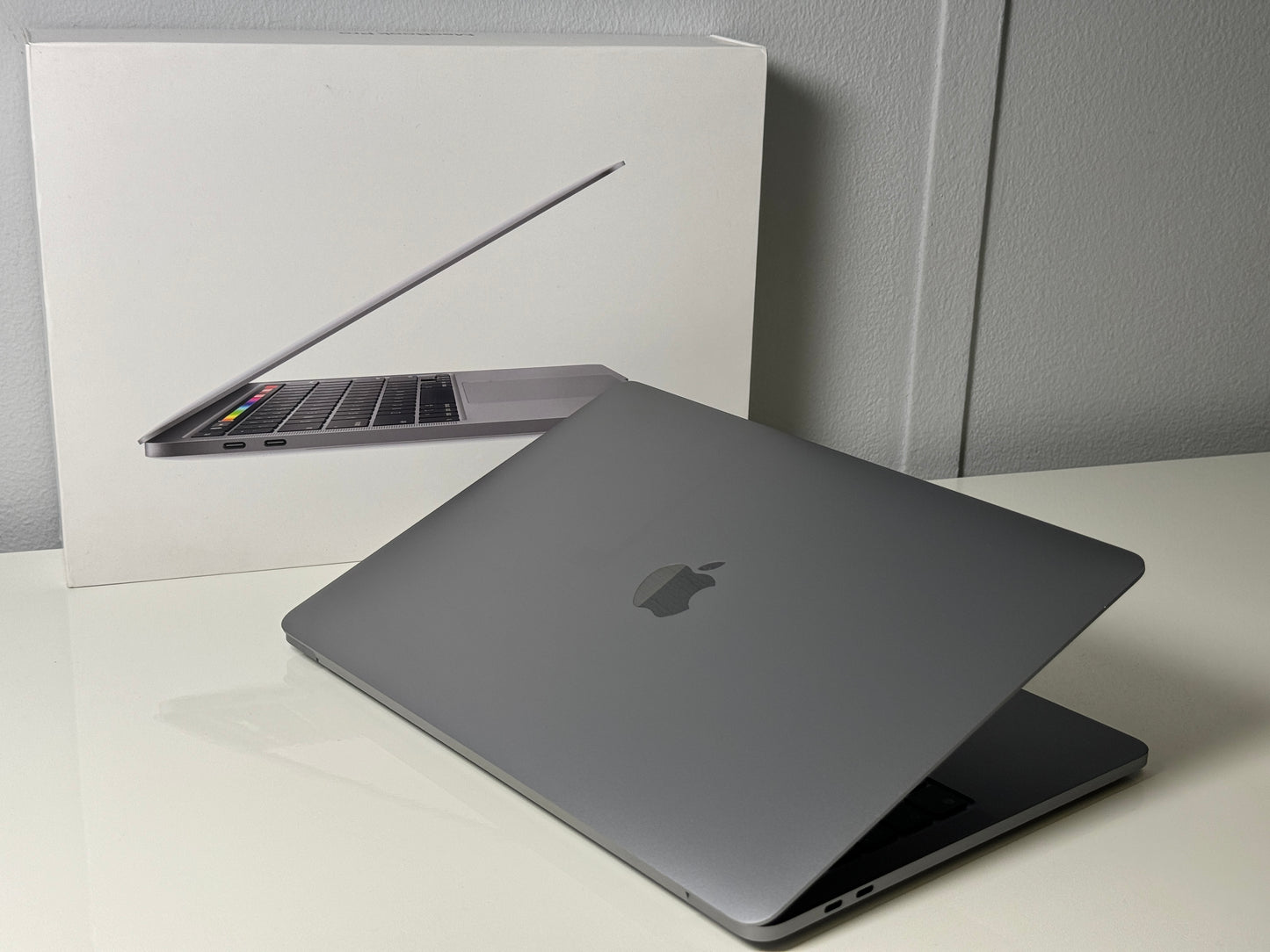 Macbook Pro 13,3" 4k Retina | 8-core m2 | 256 Gb SSD | 8GB RAM | Spacegrey (2022)