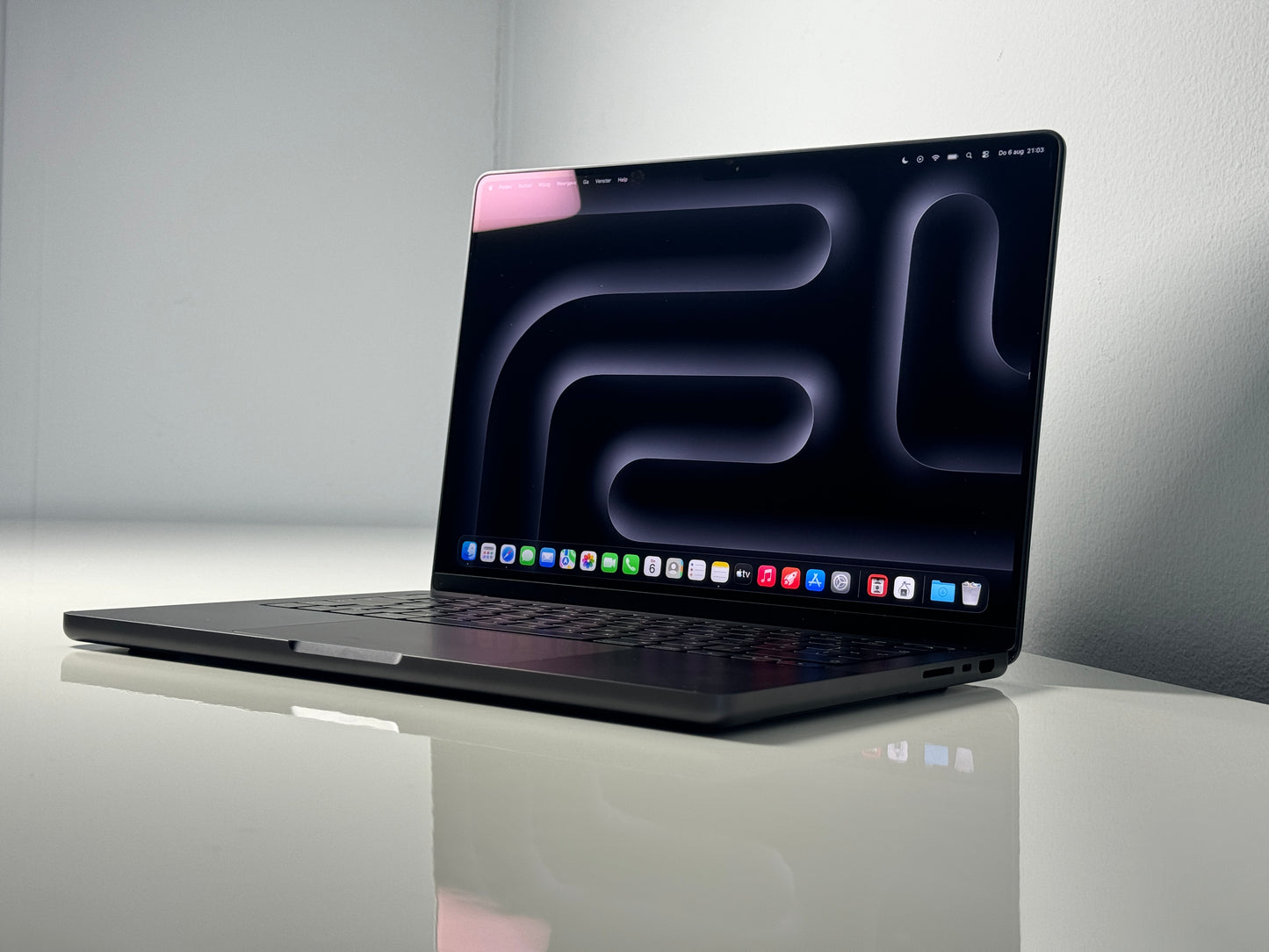 Macbook Pro 14" 4K XDR Display | M5 | 512GB SSD | 16GB RAM Space Black (2025)