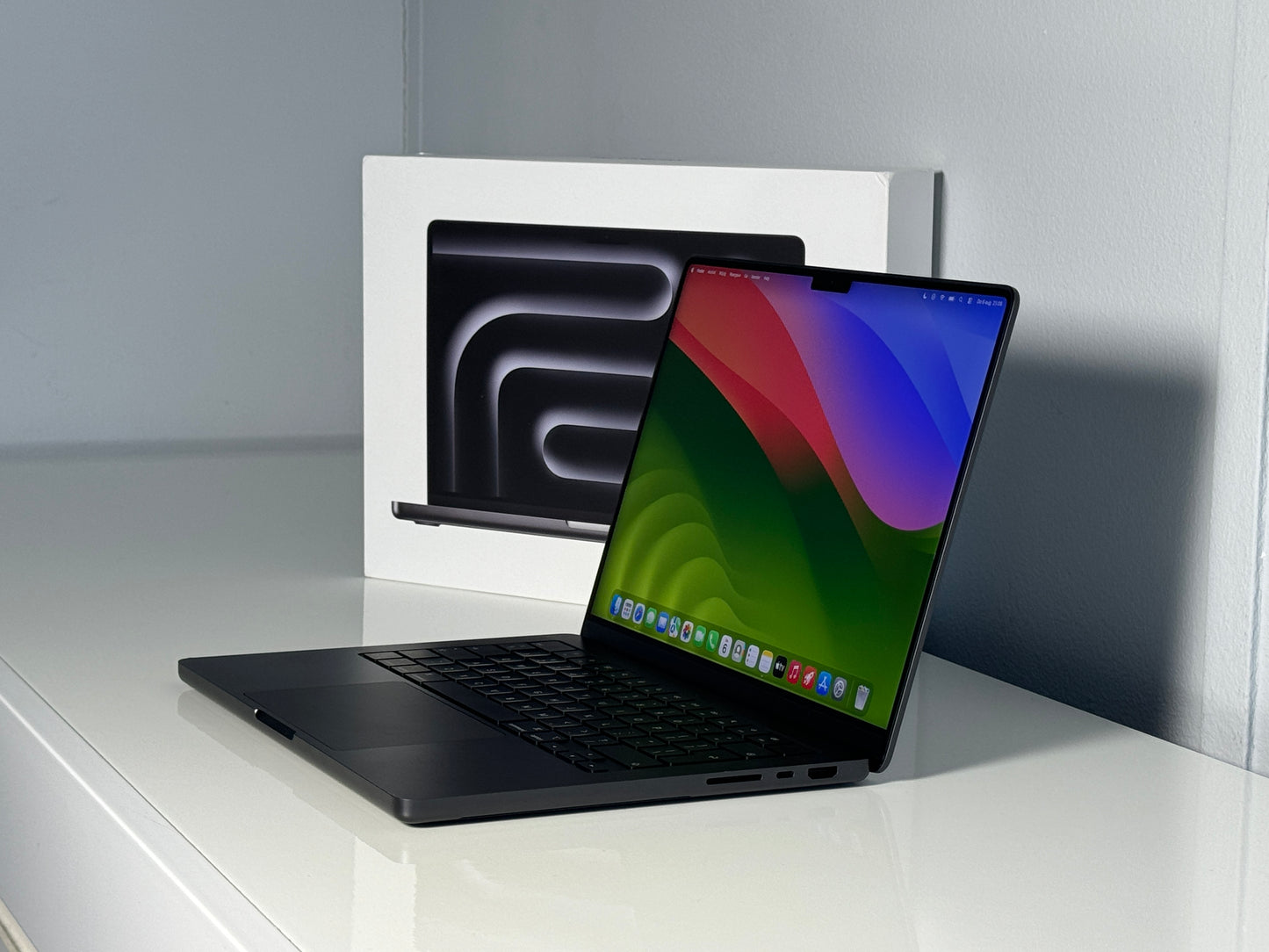 Macbook Pro 14" 4K XDR Display | M5 | 512GB SSD | 16GB RAM Space Black (2025)