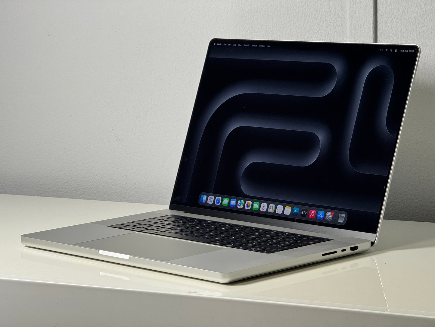 Macbook Pro 16" 4K XDR Display | M1 Pro | 1000GB SSD | 16GB RAM (A2442)